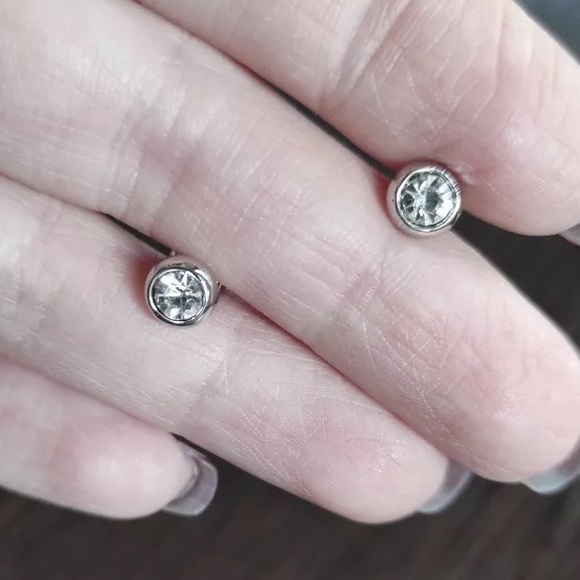 Free with bundle🔥Stud earrings - Picture 3 of 3